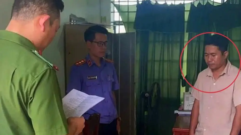 Bắt khẩn cấp cán bộ chiếm đoạt tiền hỗ trợ mưa lũ